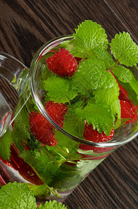 玻璃杯草莓饮料图片