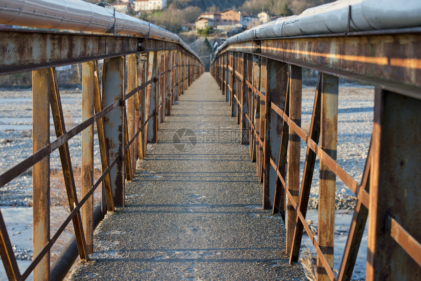 河上的旧金属桥图片
