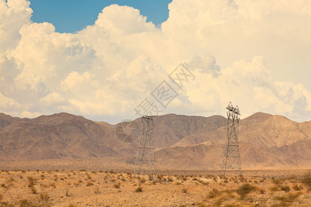 沙漠山地风景天空是蓝色图片