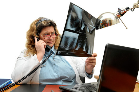 看X光片的电话的医生图片
