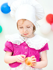 头戴帽子的小女孩做饭图片