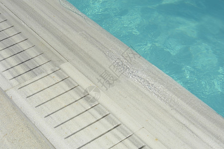 蓝色游泳池水细节纹理和反射图片