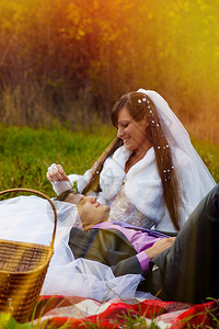 新郎在浪漫的环境中野餐黄秋林的阳光明图片