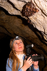 女孩isleduet山洞中的洞穴图片
