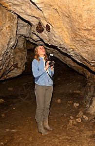 女孩isleduet山洞中的洞穴背景图片
