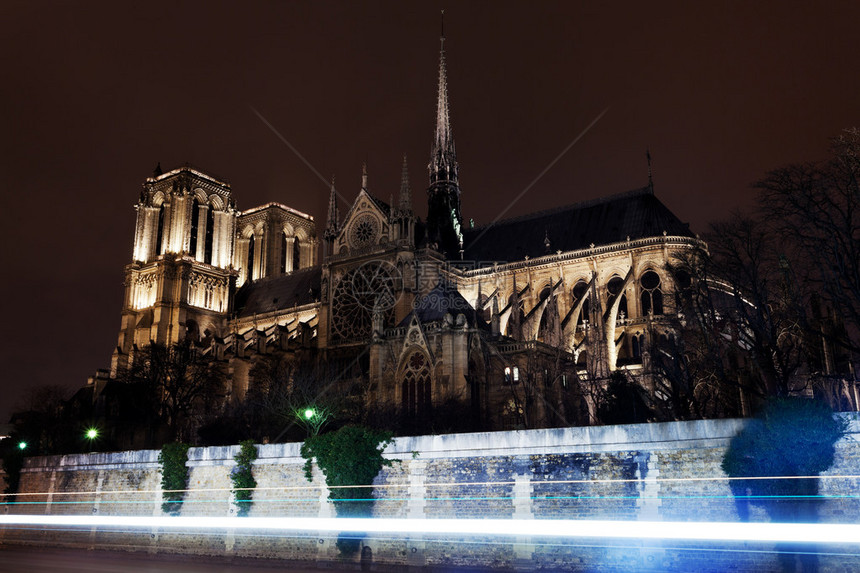 巴黎和塞纳河夜间交通图片