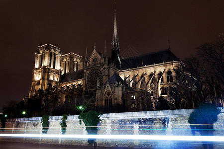 巴黎和塞纳河夜间交通图片