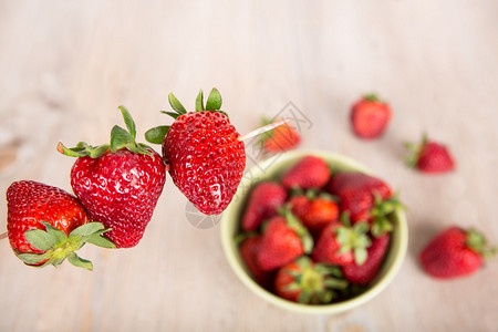 新鲜成熟的草莓木制背景图片