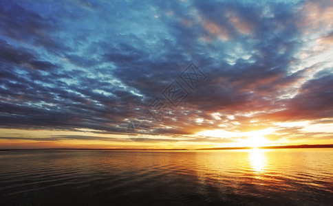 海洋上五颜六色的日落图片