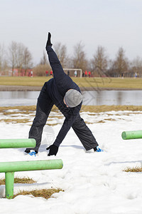 运动员在冬天在体育场热身图片