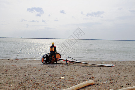 Windsurfer准备在太阳落山图片