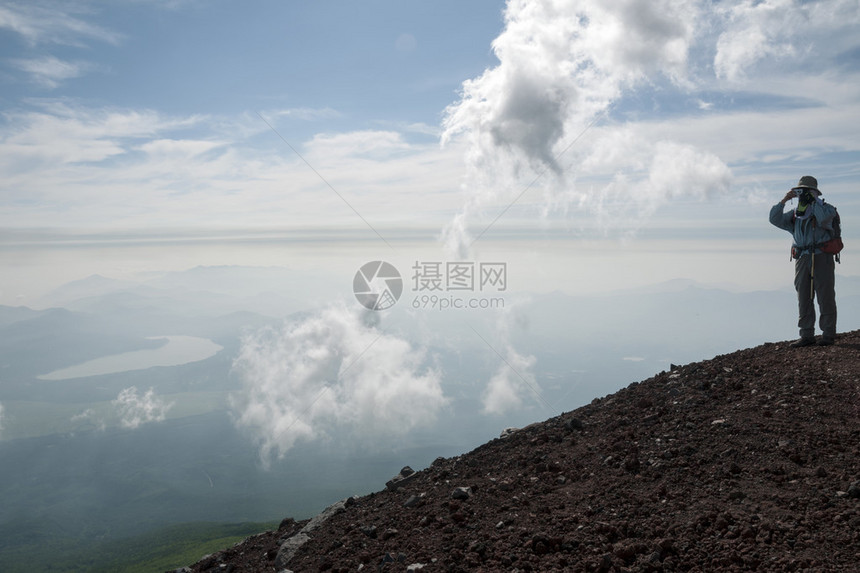 不明身份的登山者从山径上拍到照片图片