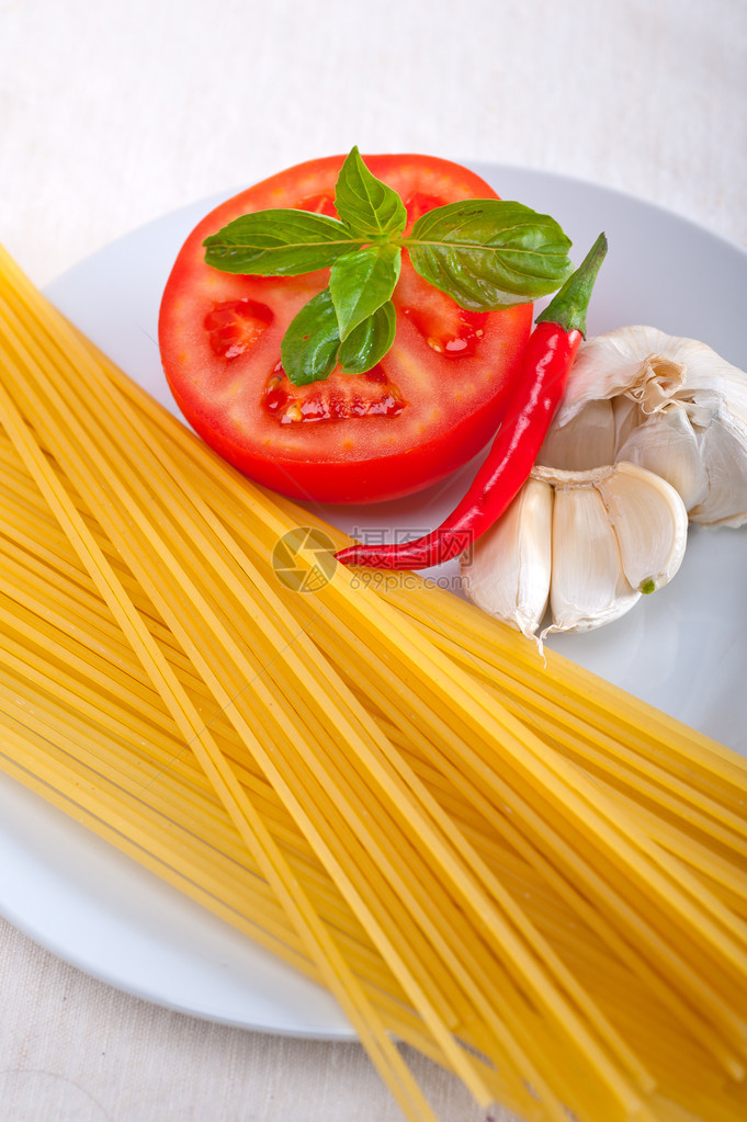 意大利面意大利面番茄原料罗勒图片