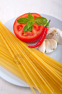 意大利面意大利面番茄原料罗勒图片