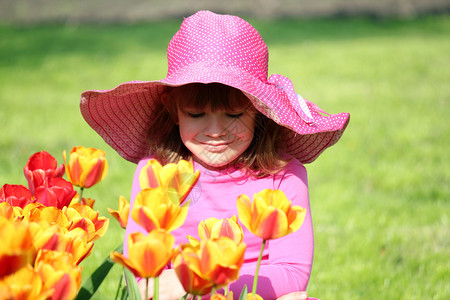 小女孩和郁金香花园图片