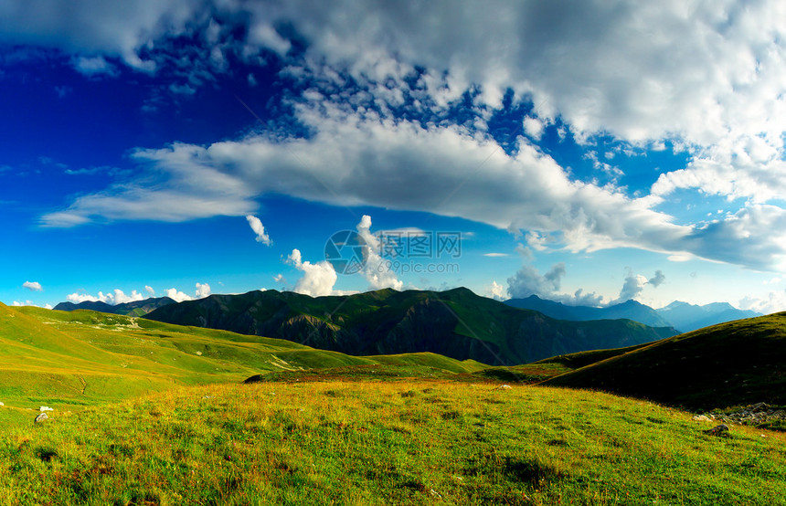 青山和天空与云彩夏天风景图片