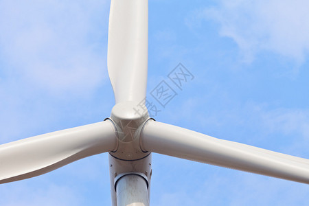 有蓝天的风力涡轮机图片
