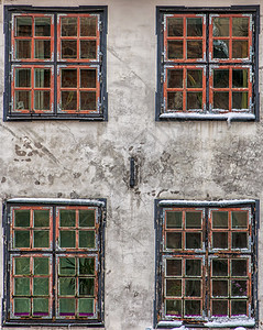 在拉脱维亚首都里加的一栋大楼前方四扇窗户校背景图片