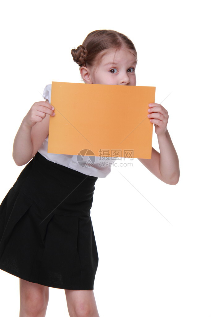 快乐的小女学生有一张橙色纸图片