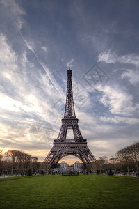 日落时的埃菲尔铁塔巴黎图片