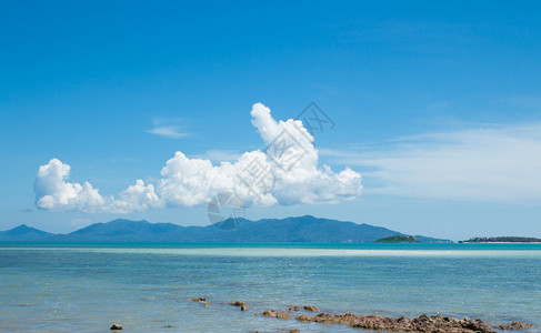 岛屿和绿色海洋上空的大白云图片