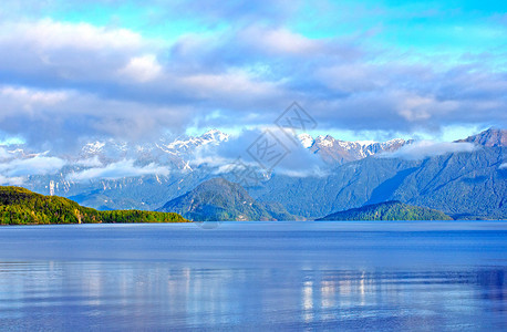 上午新西兰Manapouri湖和Fiordla图片
