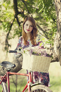 农村骑自行车的女孩图片