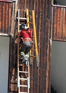 在消防站用木梯对消防员进行锻练和训练图片