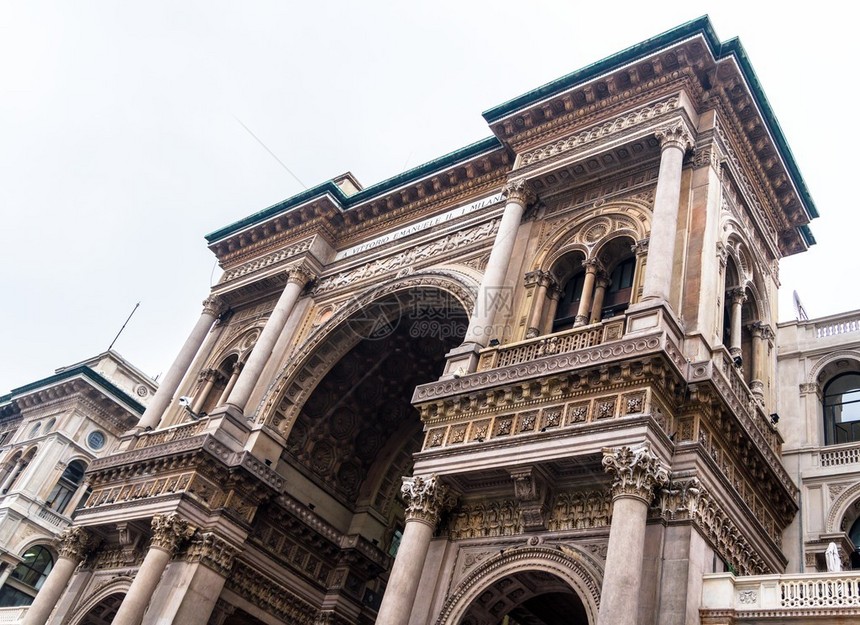 米兰大教堂广场前台的VittorioEman图片