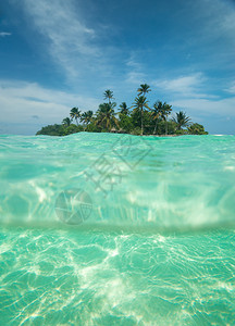 海洋中的热带岛屿图片