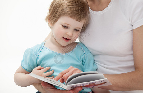 年轻妈和她的小女儿一起读书图片