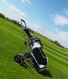 高尔夫球袋中的高尔夫俱乐部在草背景图片