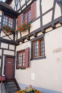 在Alsace镇上走着夏季欧洲图片