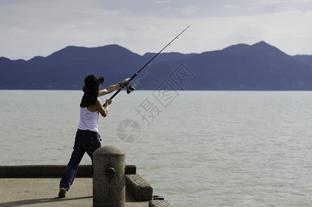 渔民在海上钓鱼泰国春布里Cho图片