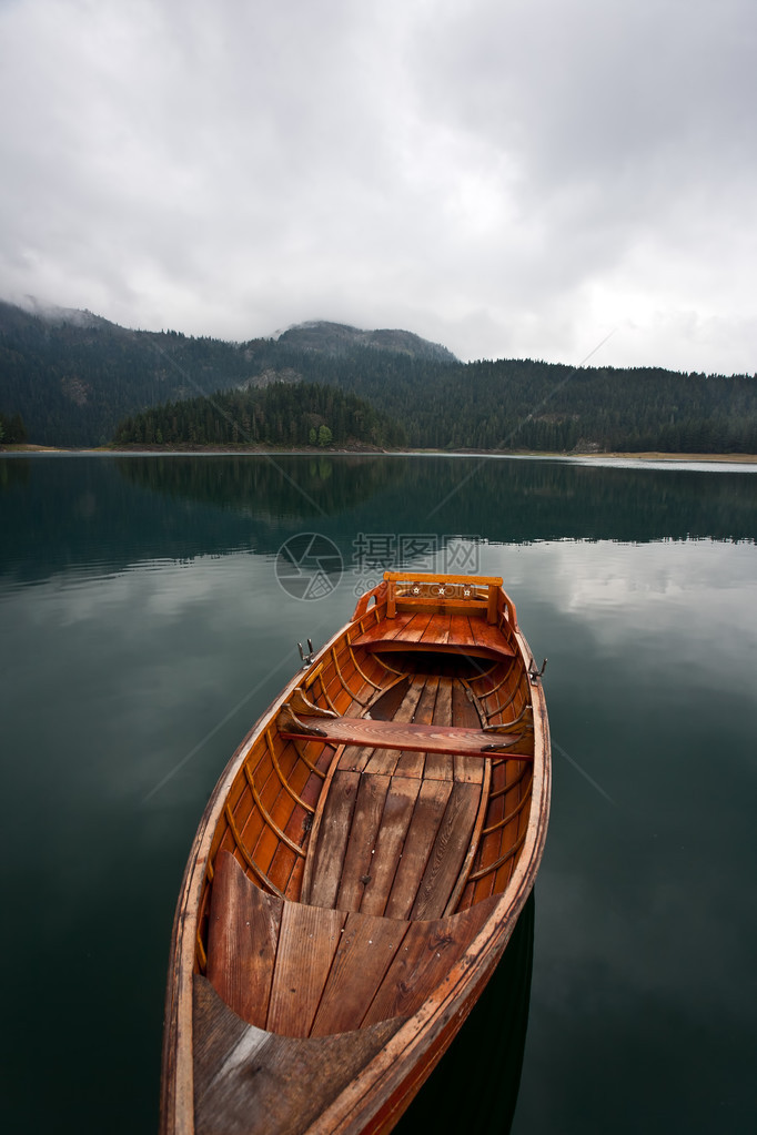 山湖中的船图片
