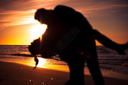海滩上的情侣照片图片
