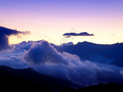 在山的明亮的日落美丽的风景图片