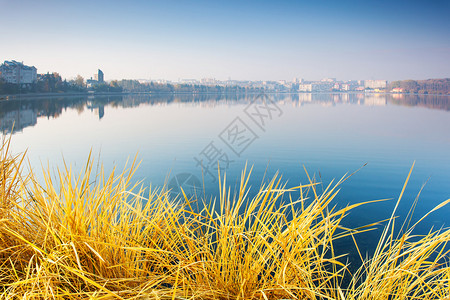 湖边有蓝天的干草泰诺皮尔乌克兰欧图片