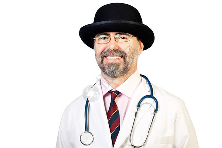 带着听诊器戴帽子的中年快乐医生的肖图片