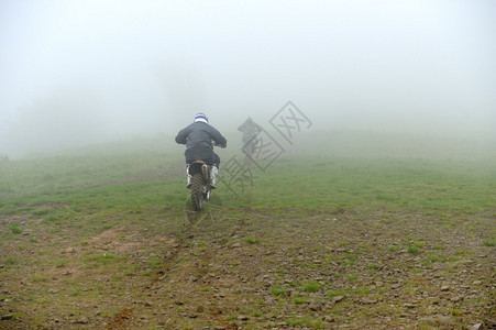 雾中山上的摩托车手图片