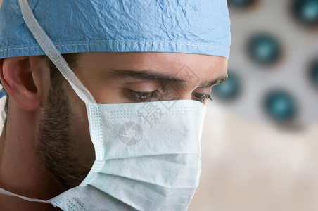 在手术室手术中的外科医生图片