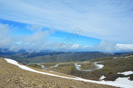 安达卢西亚内华达山脉的正在山坡上漫游着蛇腹马路图片
