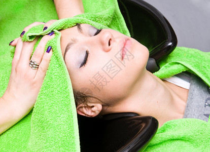 在美发沙龙洗头发的女人图片