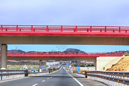 公路上的红桥图片