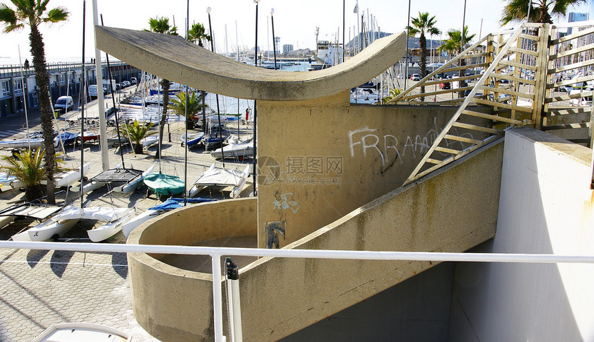 进入巴塞罗那奥林匹亚港码头的阶梯图片
