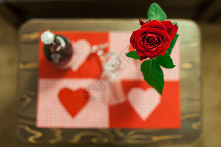 漂亮的红玫瑰花桌配图片