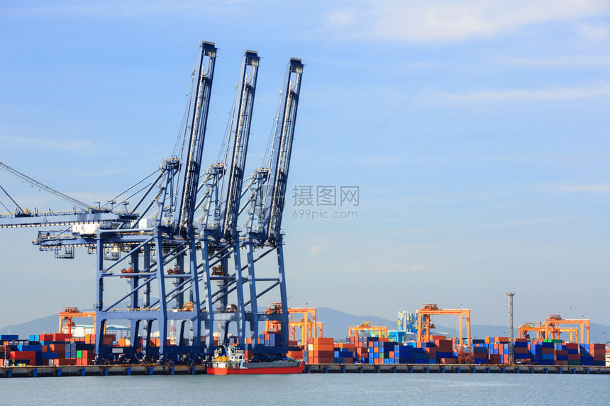 将大工业港口用作货运和全球商业的货图片