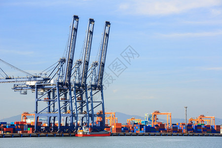 将大工业港口用作货运和全球商业的货图片
