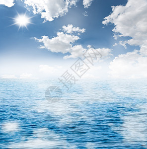 多云的蓝天和蔚蓝的大海图片