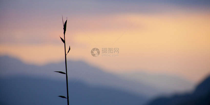 日落时分的雄伟喜马拉雅山尼泊尔图片
